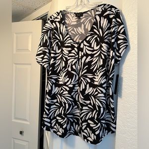 LC By LAURA CRUZ 2X ZIP NECKLINE SHORT SLEEVE BLACK & WHITE TOP